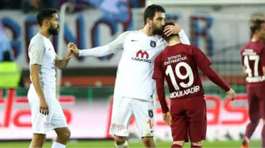 Emre Belözoğlu ve Arda Turan, Genç Yetenek Abdülkadir Ömür'ü Başından Öptü