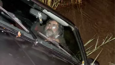 Alkollü Sürücü Kanala Devrilen Otomobilinde Sigara İçmeye Devam Etti