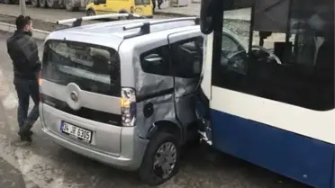 Geri Dönmeye Çalışan Otomobile Belediye Otobüsü Çarptı