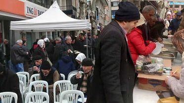 İstanbul'da Yağmur Altında Okutulan Mevlitte Mehmetçiğe Dua Edildi