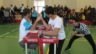 Kahramanmaraş'ta Genç Erkekler Bilek Güreşi Turnuvası