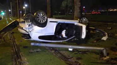 İzmir Otomobil Devrildi 4 Yaralı
