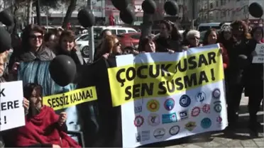Çocuk İstismarına Siyah Balonlu Protesto