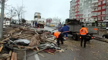 Yozgat'ta Şiddetli Rüzgar Çatıları Uçurdu, 1 Kişi Yaralandı
