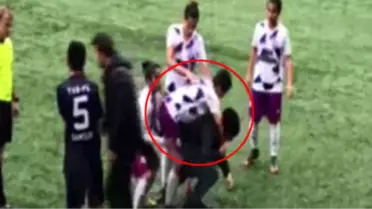 Yardımcı Antrenör Sakatlanan Futbolcusunu Sırtında Taşıdı
