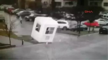 Şiddetli Rüzgar Prefabrik Kulübeyi Salladı, Özel Güvenlikçi Zor Anlar Yaşadı