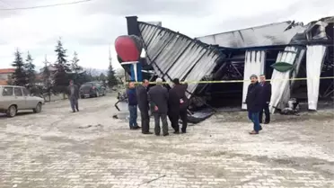 Halde Çıkan Yangında 5 Dükkan, 2 Araç ve 8 Bin Kasa Yandı