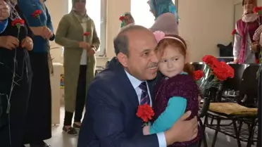 Kılıç Karanfil Dağıttı