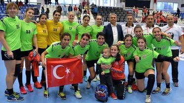 A Milli Kadın Hentbol Takımına Muratpaşa Damgası