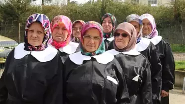 Çocukken Giyemedikleri Siyah Önlük Beyaz Yakayla Okuma Yazma Kursuna Gidiyorlar