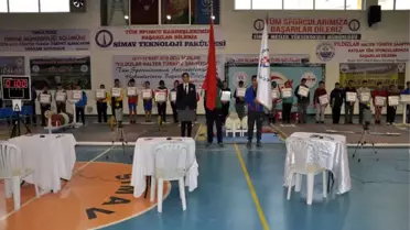 Türkiye'nin Yıldız Haltercileri Simav'da Yarışıyor