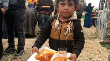 Afad ve Mehmetçik, Cinderes'in Mahmudiye Köyüne İnsani Yardım Götürdü