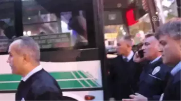 Otobüste 'Yan Bakma' Kavgası: 2 Yaralı