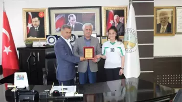 Sporculardan Başkan Toprak'a Plaket