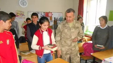 Jandarma Komutanı Atasoy Öğrencileri Sevindirdi