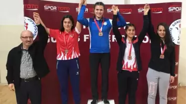 Yalova'da Yapılan Genç Kadınlar Güreş Türkiye Şampiyonası Bitti