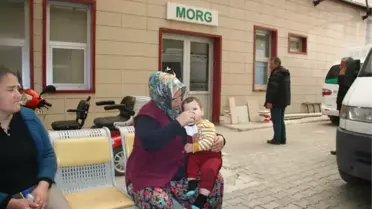 Eymen Bebek Kazada Ölen Anne ve Kardeşlerinin Cenazelerini Yaşlı Gözlerle Bekledi