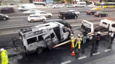 İstanbul'da Sahil Yolunda Servis Minibüsü Alev Alev Yandı