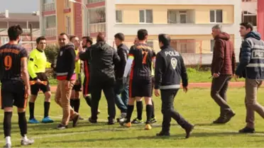 Amatör Ligde Saha Karıştı, Hakem Futbolcuya Saldırdı
