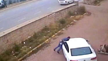 FETÖ Firarisinin Kendisini Yakalamaya Gelen Polisi Arabayla Ezdiği Anlar Kamerada