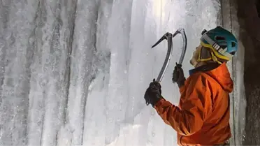 Instagram Fenomenleri Erzurum'da Donmuş Şelaleye Tırmandı