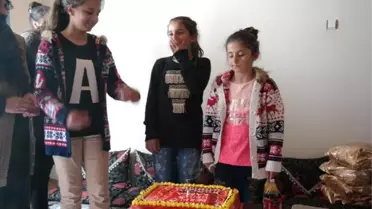 Lise Öğretmenleri ve Öğrencilerinden Şehit Kızlarına Doğum Günü Sürprizi