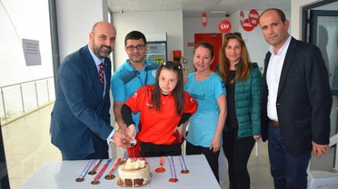 Şampiyon Yüzücüye Pastalı Kutlama