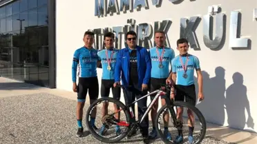 Büyükşehir Bisiklet Takımı'ndan 3 Madalyalı Kupa