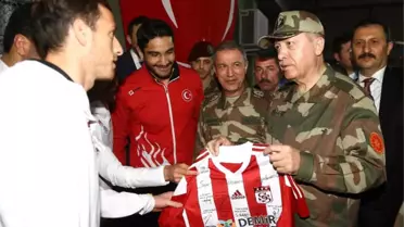 Cumhurbaşkanı Erdoğan'a Sivasspor Forması Hediye Edildi