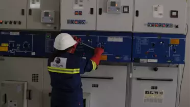 Elektrik Direklerindeki Arızayı 'Zahide Abla' Gideriyor