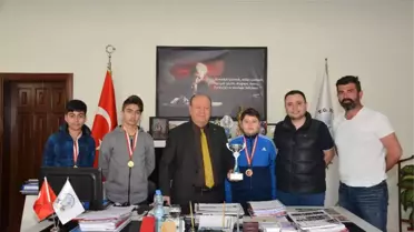 Egenin Efeler'i Kupaları ile Birlikte Başkan Özakcan'ı Ziyaret Etti