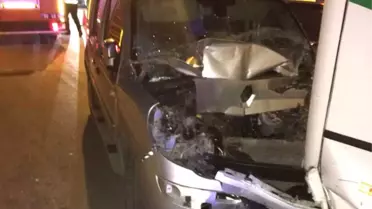 Hafif Ticari Araç Otobüse Arkadan Çarptı