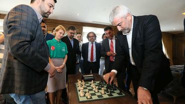 Satrancın Büyük Ustaları Yılmaz'ı Ziyaret Etti