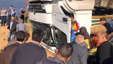 Hurda Yüklü Tır Ters Döndü: 2 Yaralı