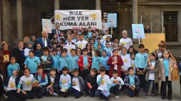 Kaymakamlığın Merdivenlerinde Kitap Okudular
