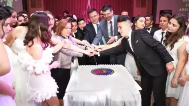 Belediye Başkanı Fatma Şahin Öğrencilerle Mezuniyet Pastasını Kesti