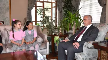 Gazi İlkokulu Öğrencileri Vali Güvençer'i Bayramlarına Davet Etti