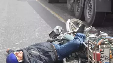 Tıra Arkadan Çarpan Motosiklet Sürücüsünü Kaskı Kurtardı