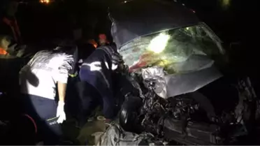 Ağrı'da Otomobille Kamyonet Kafa Kafaya Çarpıştı: 1'i Çocuk 4 Ölü