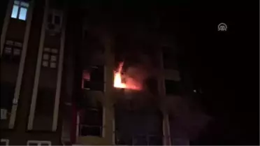 Kartal'da Kitabevinde Çıkan Yangın Apartmanı Sardı: 3 Yaralı