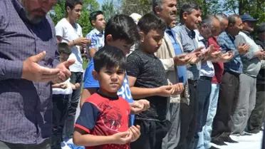 Eller Yağmur Rahmeti İçin Açıldı