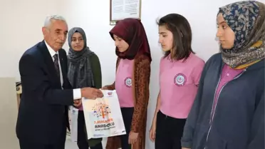 Eskkk Başkanı Evren Öğrencilere Kitap Dağıttı