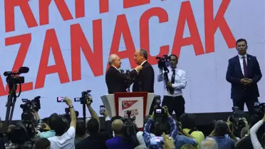 Resmen Aday Olan Muharrem İnce CHP Rozetini Çıkarıp Türk Bayrağı Rozeti Taktı