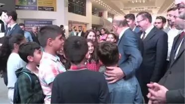 Başbakan Yardımcısı Işık, Kocaeli Kitap Fuarı'nı Gezdi