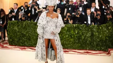 Rihanna'nın Dini Temalı Gala Kıyafeti Herkesi Hayran Bıraktı