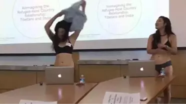 Hocasının Şortun Çok Kısa Eleştirisine Sinirlenen Üniversite Öğrencisi Sunum Sırasında Soyundu