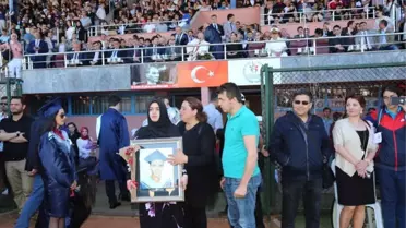 Kazada Ölen Sözlüsünün Fotoğrafını Mezuniyet Töreninde Gözyaşlarıyla Taşıdı