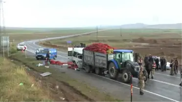 Yolcu Minibüsüyle Traktör Çarpıştı: 2 Ölü 10 Yaralı - Bitlis