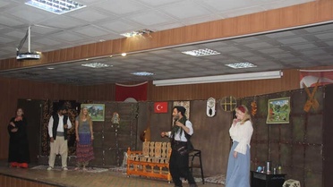 Kulp'ta Drama Kursiyerlerinin Sahnelediği Oyun Seyirciden Tam Not Aldı