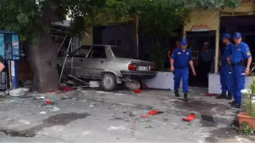 İzmir'de Korkunç Kaza! Otomobil Kahvehaneye Girdi: 2 Ölü